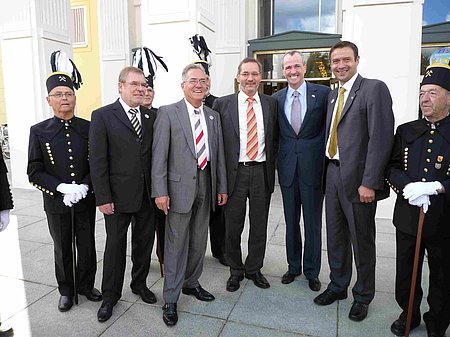 (v.l.n.r.: Herrn Bürgermeister Große, Präsident des Städte- und Gemeindebundes Brandenburg; Herr Geschäftsführer Böttcher, Städte- und Gemeindebund Brandenburg; Herr Matthias Platzeck, Ministerpräsident des Landes Brandenburg; S.E. Botschafter de