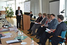 Herr Karl-Ludwig Böttcher, Geschäftsführer des Städte- und Gemeindebunds Brandenburg, moderiert die Podiumsdiskussion